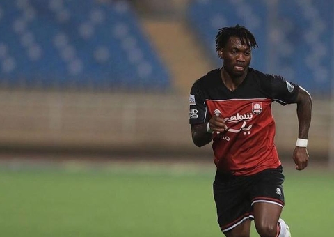 Ex-jogador Christian Atsu é resgatado vivo de escombros após terremoto na Turquia