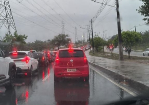 Dia começa chuvoso e com trânsito 'pesado' em Manaus