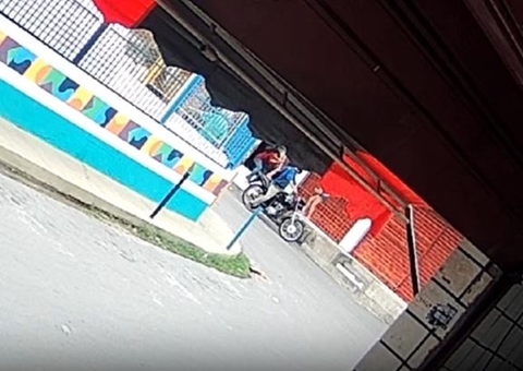 Vídeo: Criminosos tentam sequestrar criança que brincava na frente de casa em Manaus