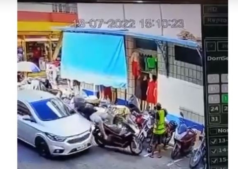 Carro atropela motociclista, flanelinha e invade área de estacionamento em Manaus
