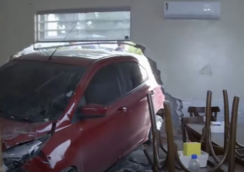 Acidente: Carro desgovernado atravessa parede de café da manhã em Manaus