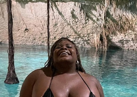 Jojo Todynho sensualiza nadando seminua em gruta no México