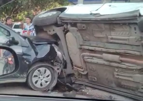 Acidente: Carro capota após ser atingido em cruzamento de avenida em Manaus