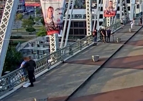 Jon Bon Jovi ajuda a salvar mulher que ameaçava se jogar de ponte nos EUA