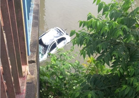 Carro despenca de ponte e vai parar dentro de igarapé em Manaus