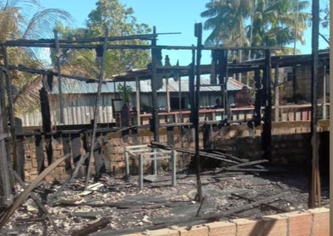 Incêndio destrói casa e deixa pai e criança sem nada no Amazonas