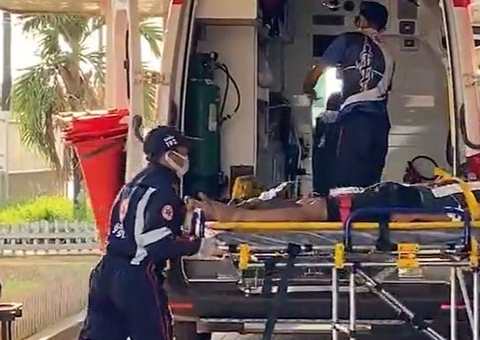 Homem é encontrado desmaiado e sangrando na AM-010 após acidente 