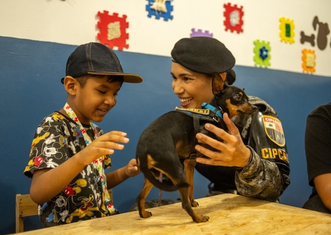 Setembro Verde: Menino com deficiência visual vence o medo e interage com cães policiais