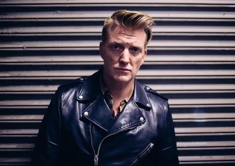 Vocalista do Queens Of The Stone Age passa por cirurgia de emergência e shows são cancelados