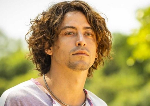 Jesuíta Barbosa, o Jove de Pantanal, é flagrado aos beijos com rapaz na praia