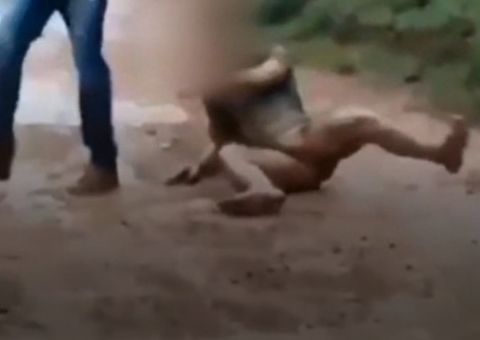 Jovem é arrastado com corda no pescoço em estrada de terra