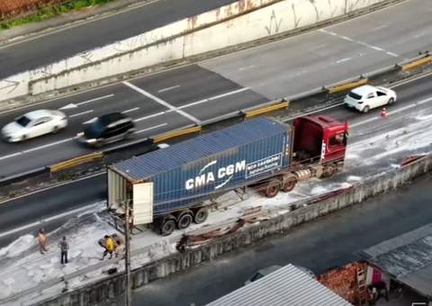Acidente com carreta que levava carga de fertilizante bloqueia Av. das Torres