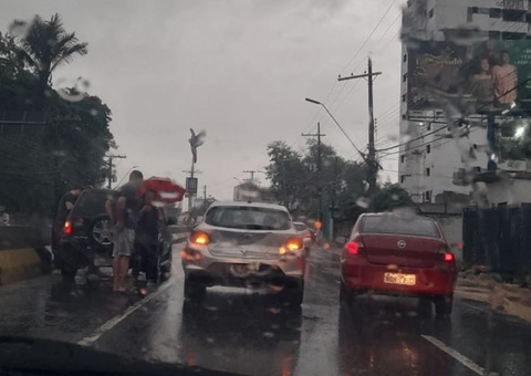 Acidente entre três carros deixa um ferido e trânsito infernal na avenida Efigênio Salles