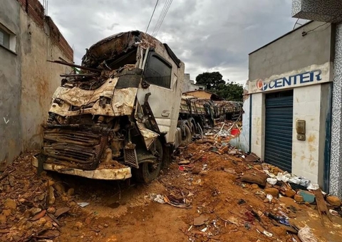 Carreta de cimento invade casa e mata mãe e filha de 6 anos 