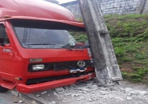 Desgovernado, caminhão arranca poste em avenida de Manaus