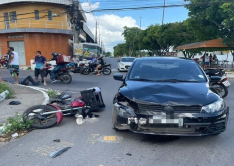 Acidente: Carro e moto colidem em rotatória e homem fica ferido em Manaus