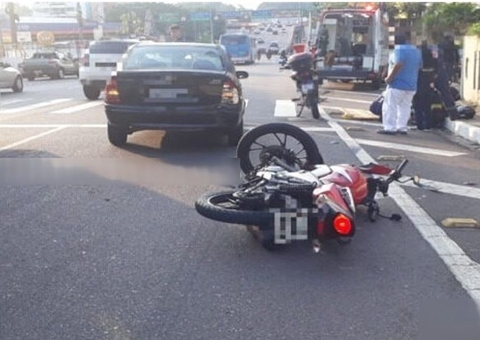 Motociclista fica ferido em acidente com carro em Manaus