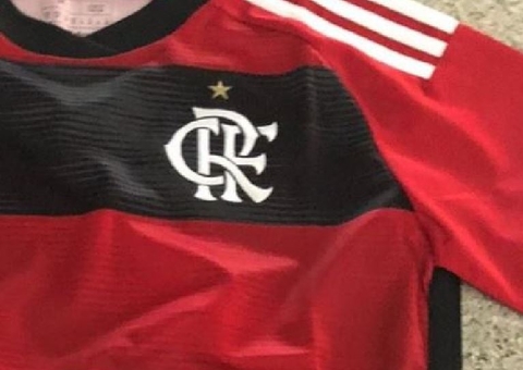 Morador de rua acha cartão de crédito e é preso após comprar blusa do Flamengo