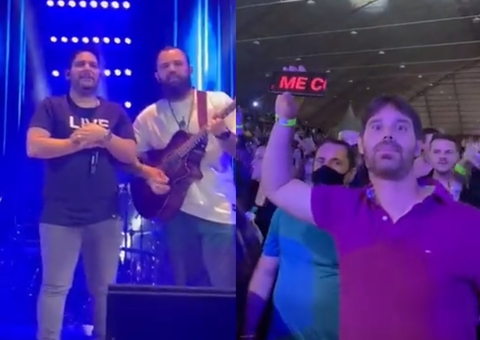Crise de riso: Jorge e Mateus param show ao ler placa ousada de fã