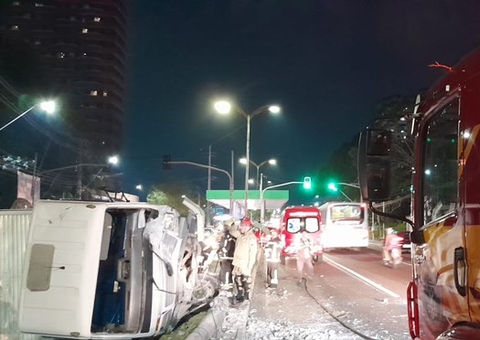 Caminhão tomba e carro fica destruído em grave acidente em Manaus