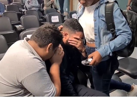 Namorado cai no choro ao ouvir condenação de Flordelis, veja vídeo