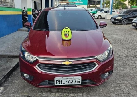 Mulher é presa ao ser flagrada passeando em carro roubado no Terra Nova