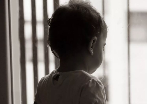 Mãe é presa após deixar filho de 5 anos sozinho em casa em rip-rap de Manaus