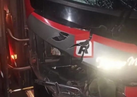 Homem morre após ônibus atropelar grupo de religiosos em estrada