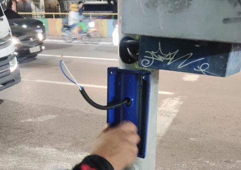 Criminosos destroem botoeiras de semáforos e criam perigo para pedestres