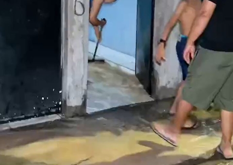 Moradores contabilizam prejuízos após tubulação romper e alagar casas em Manaus