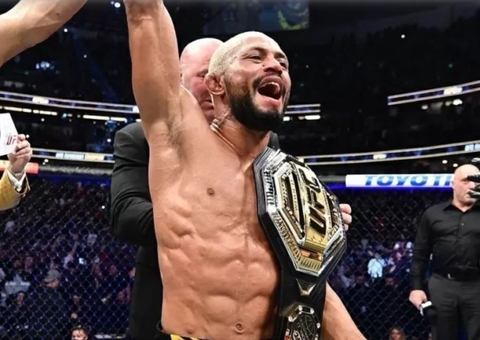 'Deus da Guerra' Deiveson Figueiredo derrota Brandon Moreno e recupera cinturão do UFC