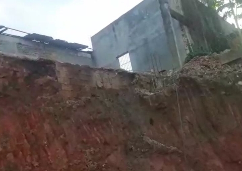 Vizinho se revolta após muro de presídio desabar e invadir terreno no Amazonas