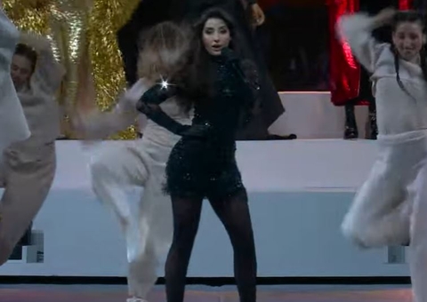 Nora Fatehi surpreende ao surgir de mini vestido em show de encerramento na Copa do Catar