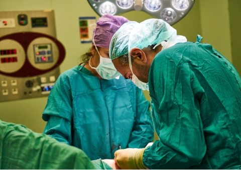 Homem é internado para fazer cirurgia de hemorroidas e médicos retiram vesícula