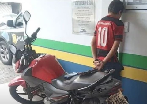 Mulher é presa ao ser flagrada passeando em moto roubada em Manaus