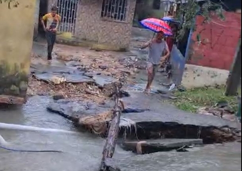 Vídeos: Cratera se abre e engole parte de rua no bairro Petrópolis 