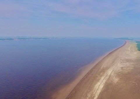 Vazante do Rio Negro acelera após cheia histórica no Amazonas