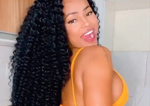 Morando em Manaus, candidata ao Miss Bumbum dança de biquíni mínimo