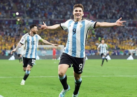 Julián Alvárez é o mais novo a fazer dois gols em semifinal de Copa desde Pelé