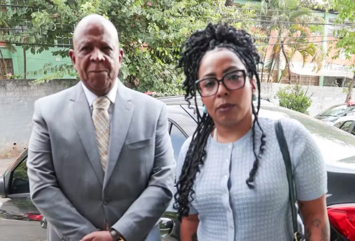 Juliana Oliveira presta depoimento sobre acusação contra Otávio Mesquita