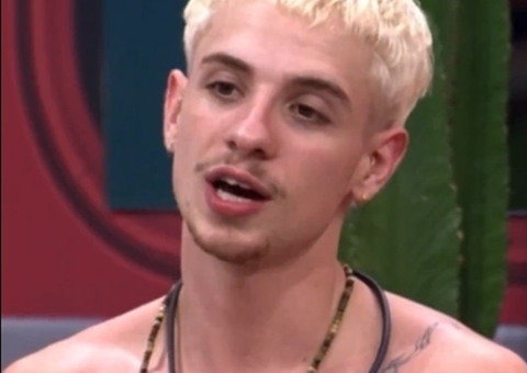 Juliano Floss revela por que faz xixi sentado há mais de 1 ano