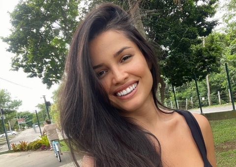 Juliette troca próteses de silicone em hospital com seguranças e rosto coberto