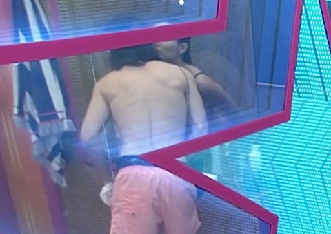 Juliette e Fiuk brincam de beijo no chuveiro: ‘Eu beijei na boca!’