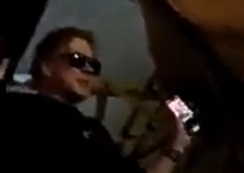 Guns N’ Roses: Axl Rose acena para fãs da varanda de hotel em Manaus