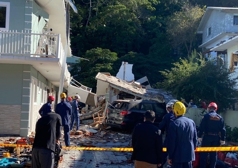 Mulher pode estar debaixo de prédio que desabou em Florianópolis