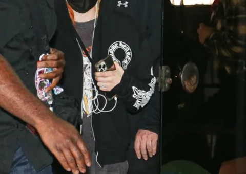 Disfarçada e escoltada, Avril Lavigne desembarca em aeroporto para o Rock in Rio