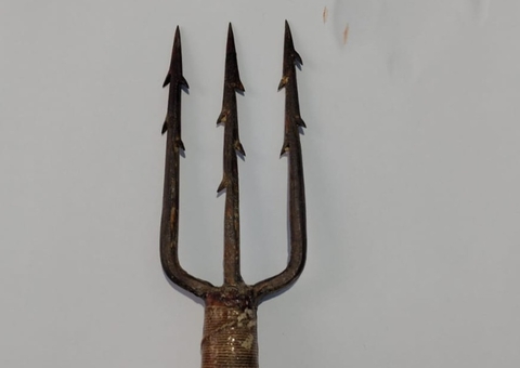 Mulher é presa no Amazonas após enfiar zagaia no peito do marido