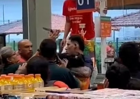 Homem é contido por clientes após ameaçar mulher com faca no Atacadão; vídeo