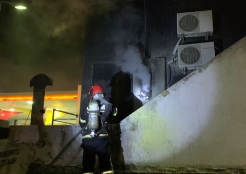 Incêndio em posto de combustíveis assusta clientes e funcionários em Manaus