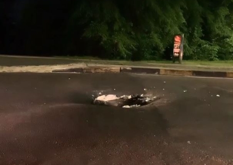 Cratera e afundamento de pista fazem prefeitura interditar trecho da av. Djalma Batista